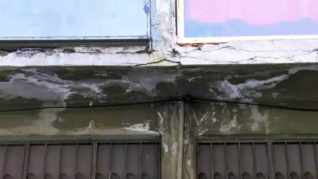 Dökülen binanın önünden geçmeye dahi korkarken istenen kira bedeli 'Pes' dedirtti! Resmen 60 yıllık 'tabutta' yaşıyorlar 4